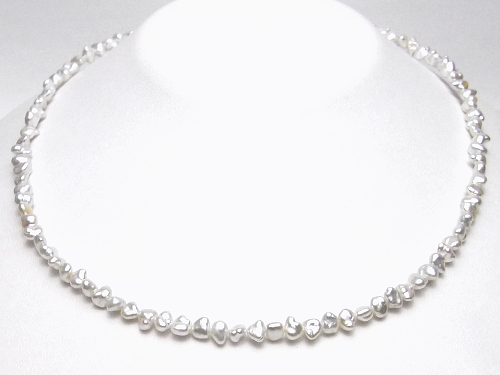 ホワイトカラーのアコヤ真珠「ケシ」ネックレス
