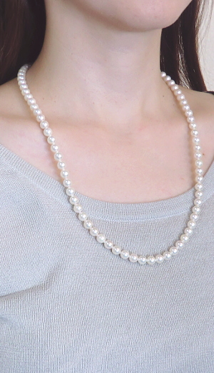 アコヤ真珠セミロングネックレス（クリップ式クラスプ使用） 使用例