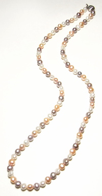 ３色マルチカラーの淡水真珠８０cmロングネックレス