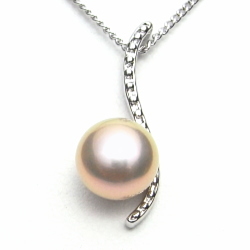 ピンクゴールドカラーの淡水真珠ペンダント（8mm）正面