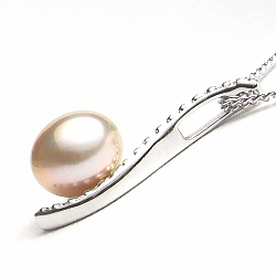 ピンクゴールドカラーの淡水真珠ペンダント（8mm）側面