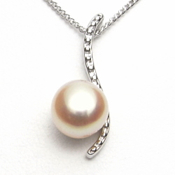 ライトオレンジカラーの淡水真珠ペンダント（8mm）正面