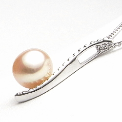 ライトオレンジカラーの淡水真珠ペンダント（8mm）側面