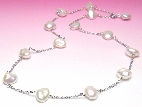 艶やかケシシェイプの淡水真珠ステーションネックレス（11～10ミリ）