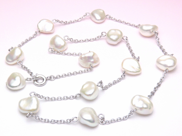 艶やかケシシェイプの淡水真珠ステーションネックレス（11～10ミリ）