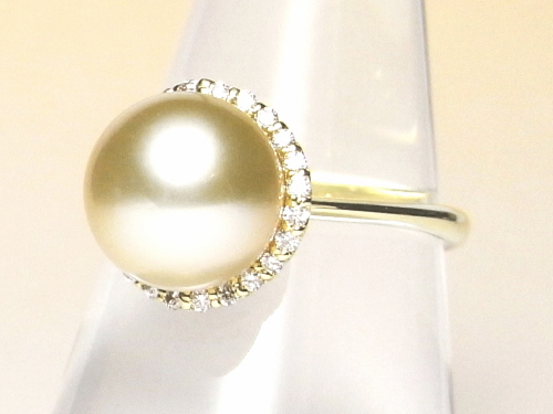 ナチュラルゴールドカラーのK18白蝶真珠ダイヤ入りリング