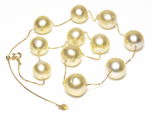 長さ調節可能なK18YG白蝶真珠ステーションネックレス（ゴールドカラー／11.8～10.0ミリ） ：真珠専門エイチパールドットコム