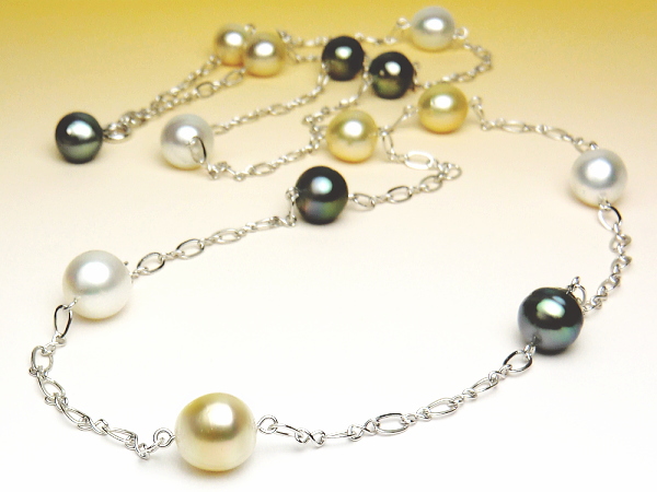 3色マルチカラーの白蝶真珠&黒蝶真珠ロングステーションネックレス