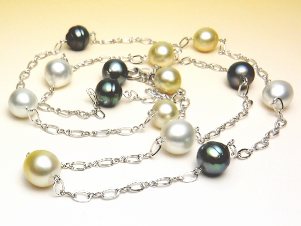 3色マルチカラーの白蝶真珠&黒蝶真珠ロングステーションネックレス