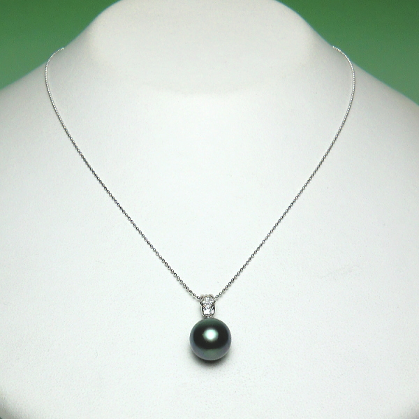 K14WG黒蝶真珠ダイヤ入りペンダント