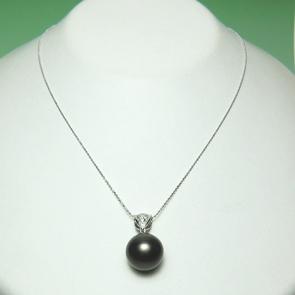 K18WG黒蝶真珠ダイヤ入りペンダント