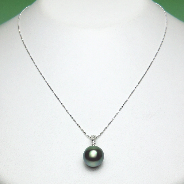 K18WG黒蝶真珠ダイヤ入りペンダント